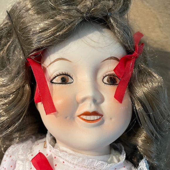 New (but vintage) Shirley Temple Porcelain Doll - Picture 4 of 10